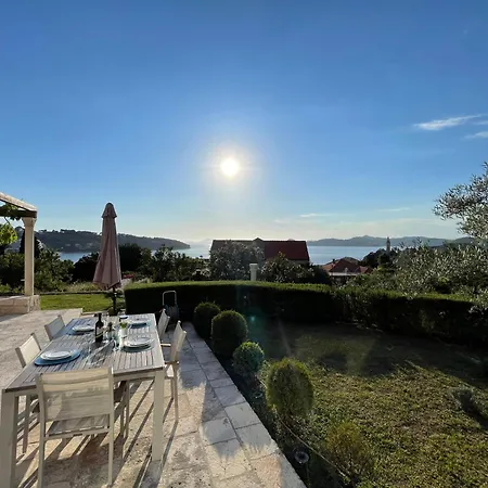 Feriehus Charming Sea View 